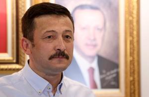 AK Parti Genel Başkan Yardımcısı Hamza Dağ, partisinin İzmir İl Başkanlığında gazetecilere açıklama yaptı. ( Mahmut Serdar Alakuş - Anadolu Ajansı )