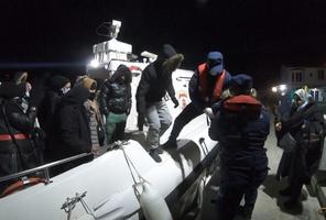 İzmir açıklarında tespit edilen 124 düzensiz göçmen karaya çıkarıldı