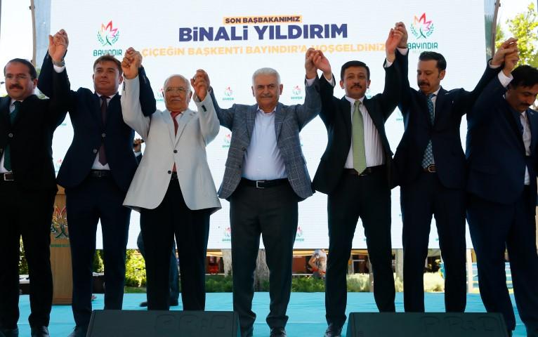 AK Parti İzmir Milletvekili Binali Yıldırım, Bayındır Belediyesi'ni ziyaret etti. Yıldırım, belediye önünde vatandaşlara seslendi. Binali Yıldırım (ortada) eski Milli Savunma Bakanı Vecdi Gönül (sol 3) AK Parti Genel Başkan Yardımcısı Hamza Dağ (sağ 3) AK Parti İzmir Milletvekilleri Mahmut Atilla Kaya (sağ 2) ve Yaşar Kırkpınar(solda) Bayındır Belediye Başkanı Uğur Demirezen (sol 2) vatandaşları selamladı. ( Evren Atalay - Anadolu Ajansı )