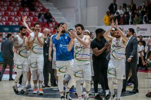 ING Basketbol Süper Ligi'nde 23. haftadan ertelenen müsabakada Aliağa Petkimspor ile HDI Sigorta Afyon Belediyesi ENKA Spor Salonu'nda karşılaştı. 22 sayı farkla karşılaşmayı kazanan Aliağa Petkimspor oyuncuları sevinç yaşadı.  ( Ömer Evren Atalay - Anadolu Ajansı )
