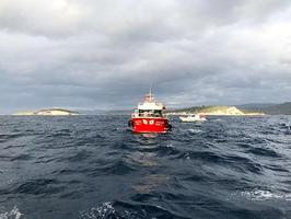 İzmir'in Dikili ilçesi açıklarında makine arızası nedeniyle sürüklenen, içinde 2 kişinin bulunduğu balıkçı teknesi, kıyıya getirildi. ( Sahil Güvenlik Komutanlığı - Anadolu Ajansı )
