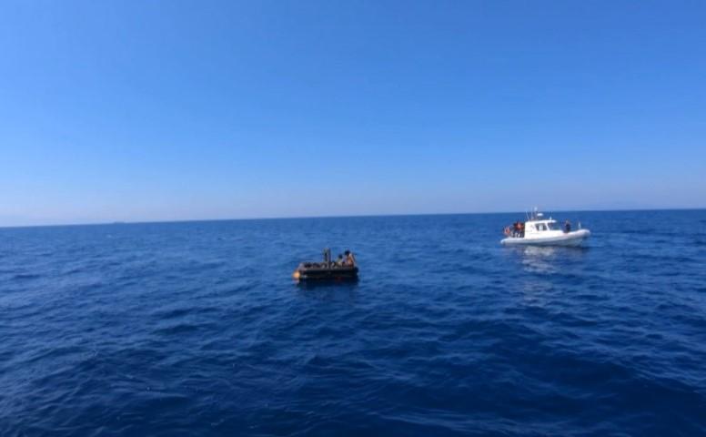İzmir'in Dikili ilçesi açıklarında Yunanistan unsurlarınca Türk kara sularına bırakılan 13 sığınmacı kıyıya çıkarıldı. ( Sahil Güvenlik Komutanlığı - Anadolu Ajansı )