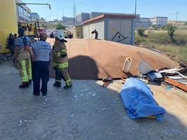 İzmir'de üzerine silo kapağı düşen konteynerdeki kişi öldü
