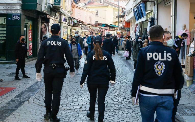 İzmir'de polis ve belediye ekiplerince, vatandaşların kalabalık şekilde bulunduğu yerlerde yoğunlaştırılmış denetim yapıldı. Denetimlerde polis ekiplerince maske zorunluluğu ve hijyen tedbirleri kontrol edildi.  ( Ömer Evren Atalay - Anadolu Ajansı )