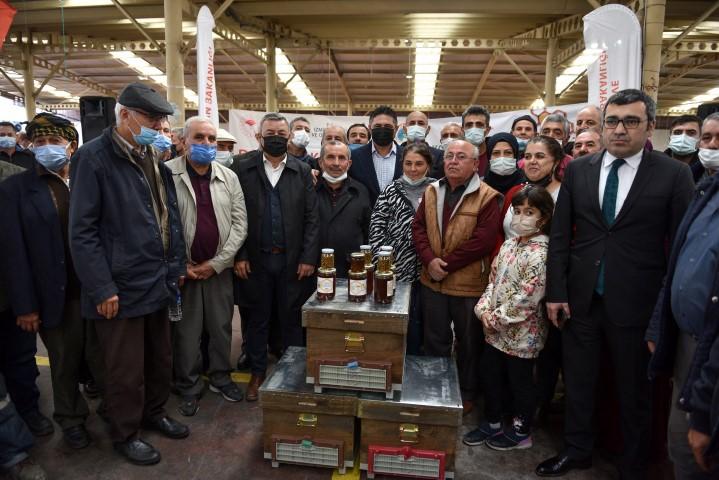 üreticilere küçükbaş hayvan ve kovan desteği