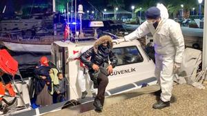 İzmir'in Dikili ve Menderes ilçelerinde, Yunanistan unsurlarınca geri itilen 66 düzensiz göçmen karaya çıkarıldı. ( Sahil Güvenlik Komutanlığı - Anadolu Ajansı )