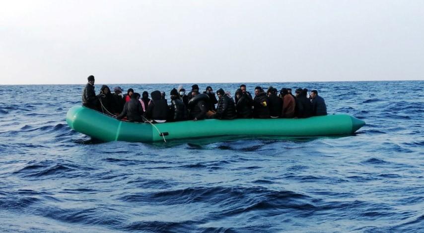 İzmir'in Dikili ilçesi açıklarında, Yunanistan unsurlarınca Türk kara sularına itilen 30 düzensiz göçmen karaya çıkarıldı. ( Sahil Güvenlik Komutanlığı - Anadolu Ajansı )