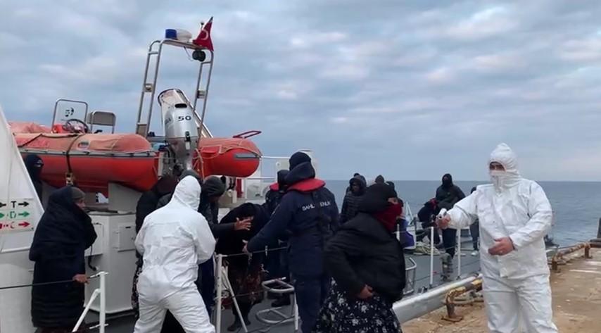 İzmir açıklarında geri itilen 54 düzensiz göçmen kurtarıldı