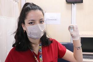 Yerli Kovid-19 aşısı TURKOVAC İzmir'de uygulanıyor