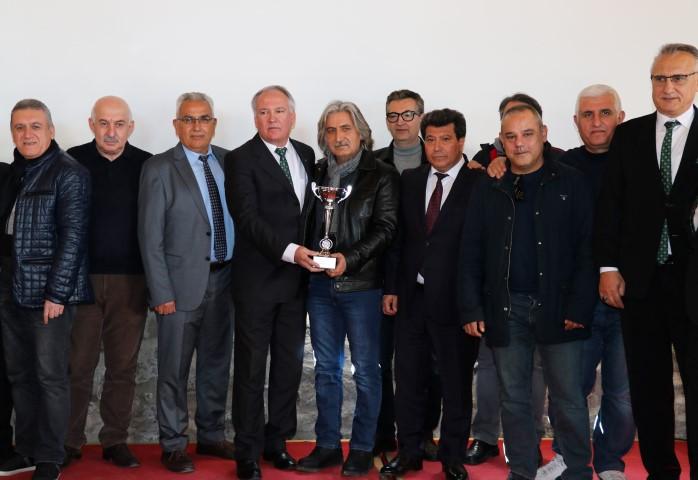 İzmir Gümrük Master Derneğince 67. Dünya Gümrük Günü kapsamında 14'üncüsü düzenlenen futbol turnuvasında dereceye giren takımlar ödüllerini aldı. ( Şafak Yel - Anadolu Ajansı )