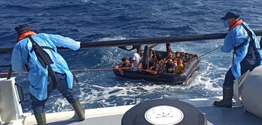 İzmir'in Dikili, Seferihisar, Foça ve Çeşme ilçeleri açıklarında farklı zamanlarda Yunanistan unsurlarınca Türk kara sularına geri itilen ve tekne içerisinde mahsur kalan 388 sığınmacı kurtarıldı, 2 kişi organizatör olduğu iddiasıyla yakalandı. ( Sahil Güvenlik Komutanlığı - Anadolu Ajansı )