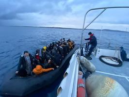 İzmir açıklarında 229 düzensiz göçmen kurtarıldı
