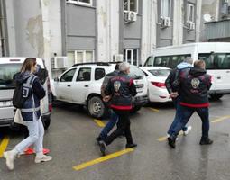 İzmir merkezli 3 ilde düzenlenen kargo dolandırıcılığı operasyonunda gözaltına alınan 6 şüpheliden 5'i tutuklandı. ( İzmir Emniyet Müdürlüğü - Anadolu Ajansı )