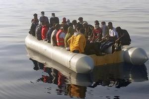 İzmir'in Dikili ve Seferihisar ilçesi açıklarında Yunanistan unsurlarınca Türk kara sularına itilen 61 sığınmacı kıyıya çıkarıldı. ( Sahil Güvenlik Komutanlığı - Anadolu Ajansı )