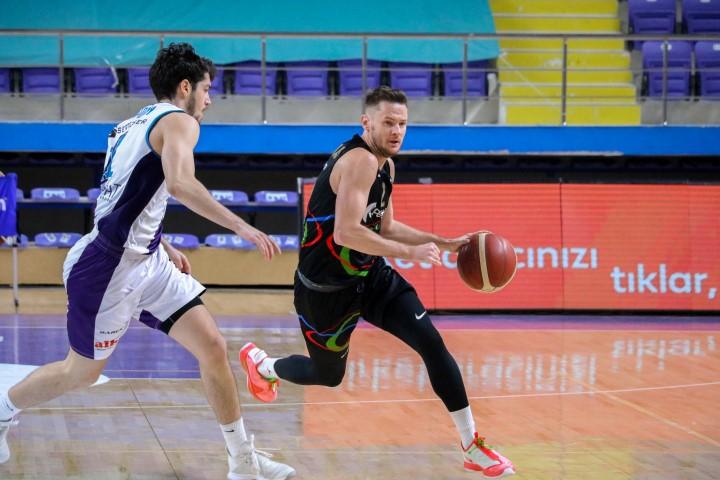 ING Basketbol Süper Ligi’nin 17. haftasında HDI Sigorta Afyon Belediyespor, Aliağa Petkimspor ile karşılaştı. HDI Sigorta Afyon Belediyespor takımı oyuncusu Harun Apaydın (11), bir pozisyonda Aliağa Petkimspor takımı oyuncusu Vasiliauskas (12) ile mücadele etti. ( Arif Yavuz - Anadolu Ajansı )