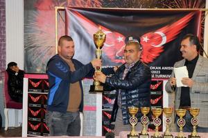 İzmir'deki güvercin yarışmalarında dereceye girenler kupalarını aldı