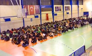 İzmir'in Seferihisar ve Urla ilçeleri açıklarında yasa dışı yollardan yurt dışına çıkmaya çalışan 666 düzensiz göçmen ile organizatör oldukları öne sürülen 5 kişi yakalandı. ( Jandarma Genel Komutanlığı - Anadolu Ajansı )