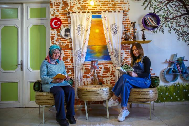 İzmir'in Dikili ilçesindeki Halk Eğitim Merkezi'nde bir usta öğreticinin tasarımı ve kursiyerlerin emekleriyle kurulan kütüphane, atıklardan dönüştürülen eşyalarıyla "ileri dönüşüm" kavramının en güzel örnekleri arasında gösteriliyor. İlçedeki tarihi yapılar arasında yer alan Halk Eğitim Merkezi'ne girenleri, meyve kasalarından raflar, araç lastiklerinden oturma grupları, ayakkabıdan kalemlikler, gazoz şişelerinden tablolar, bisiklet lastiğinden avizeler ve rengarenk duvarlarıyla "Sıfır Atık Kütüphanesi" karşılıyor. Kafeteryayı andıran tasarımıyla insanları kitap okumaya teşvik eden kütüphane, kitapseverlerin yanı sıra dekorasyon meraklılarını da kendisine çekiyor. ( Halil Fidan - Anadolu Ajansı )