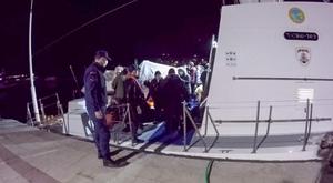İzmir'in Çeşme ilçesi açıklarındaki 32 düzensiz göçmen karaya çıkarıldı. ( Sahil Güvenlik Komutanlığı - Anadolu Ajansı )