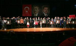 Cumhurbaşkanı Recep Tayyip Erdoğan tarafından şehit aileleri ve gazilere tevdi edilen "Devlet Övünç Madalyası ve Beratı" takdim töreni, Ege Üniversitesi Atatürk Kültür Merkezinde yapıldı. ( Ömer Evren Atalay - Anadolu Ajansı )