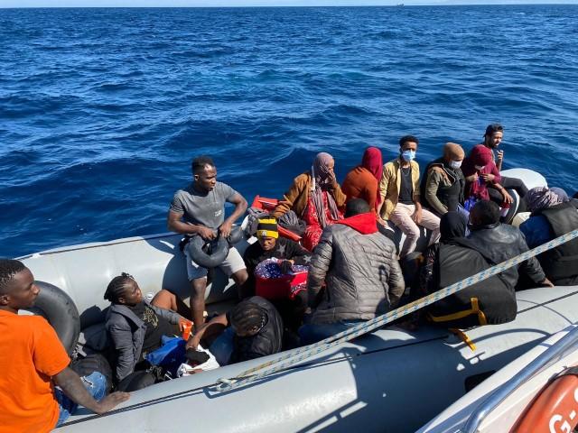 İzmir'in Dikili ilçesinde yasa dışı yollarla yurt dışına çıkma hazırlığında olan 19 düzensiz göçmen yakalandı. ( Sahil Güvenlik Komutanlığı - Anadolu Ajansı )