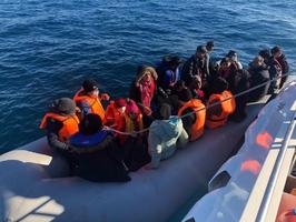 İzmir’in Çeşme ve Seferihisar ilçeleri açıklarında, 80 düzensiz göçmen kurtarılarak karaya çıkarıldı. ( Sahil Güvenlik Komutanlığı - Anadolu Ajansı )