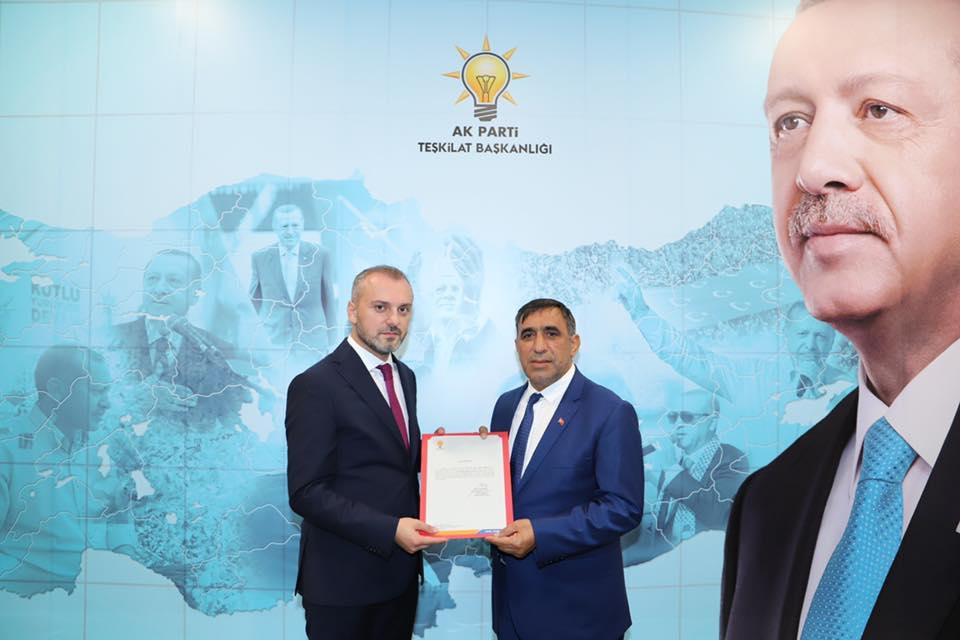 AK Parti Bergama İlçe Başkanı Güven Yakar'ın istifasının ardından ilçe başkanlığı görevine Sebahattin Güzel getirildi. Sebahattin Güzel (sağda), belgesini Teşkilatlardan Sorumlu Genel Başkan Yardımcısı Erkan Kandemir'den (solda) aldı. ( AK Parti - Anadolu Ajansı )