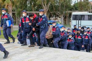 İzmir'in Foça ilçesindeki bir tekneye insansız hava araçlarının (İHA) desteğiyle düzenlenen operasyonda, düzensiz göçmenleri İtalya'ya götürmeyi planladıkları iddiasıyla gözaltına alınan 10 şüpheliden 6'sı tutuklandı. ( Jandarma Genel Komutanlığı - Anadolu Ajansı )