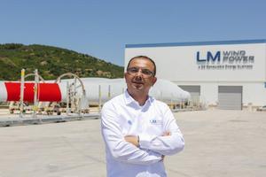 Türkiye'de rüzgar türbini kanadı üretimi yapan üç firmadan biri olan LM Wind Power'a ait iki parçalı rüzgar kanadıyla santrallerde üretim kapasitesi artıyor. LM Wind Power Fabrika Müdürü Emre Kahya (fotoğrafta), AA muhabirine, 2019'da yenilikçi iki parçalı kanadı üretmek üzere genişletilen Bergama'daki tesislerinde, haziran ayında 1,58 gigavat enerji kapasitesine karşılık gelecek miktarda kanat üretimi yapıldığını kaydetti. ( LM Wind Power - Anadolu Ajansı )