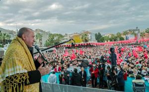 Cumhurbaşkanı Recep Tayyip Erdoğan, Menemen ilçesindeki Cumhuriyet Meydanında düzenlenen, Alsancak Stadı ve yapımı tamamlanan 96 tesisin toplu açılış törenine katıldı. ( TCCB / Murat Çetinmühürdar - Anadolu Ajansı )