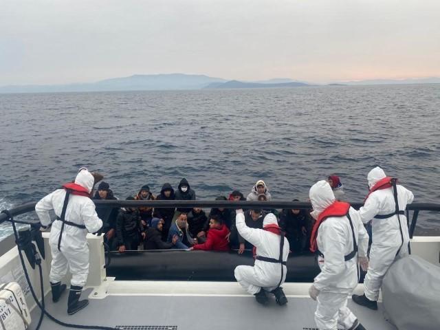 İzmir açıklarında 29 düzensiz göçmen kurtarıldı