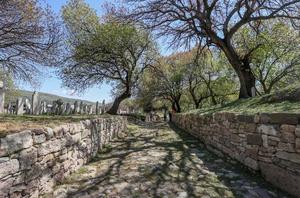 İzmir Arkeoloji Müzesi uzmanları tarafından Phokaia Antik Kenti'ndeki yaklaşık 2 bin yıllık antik yolun restorasyon çalışmalarında sona gelindi. Foça ilçesi Atatürk Mahallesi'ndeki eski mezarlık olarak bilinen bölgede 2021 yılında başlatılan temizleme, düzenleme ve restorasyon çalışmaları sürüyor. Antik yolun, her iki tarafında Osmanlı İmparatorluğu döneminde 16. yüzyıldan itibaren oluşturulan mezar yerleri de temizlenip düzenlenerek ziyarete hazır hale getiriliyor. ( Mahmut Serdar Alakuş - Anadolu Ajansı )