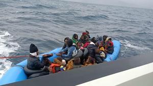 İzmir açıklarında Yunanistan unsurlarınca geri itilen 38 düzensiz göçmen kurtarıldı