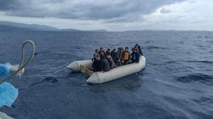 İzmir'in Dikili ve Çeşme ilçeleri açıklarında, Yunanistan unsurlarınca geri itilen 42 düzensiz göçmen karaya çıkarıldı. ( Sahil Güvenlik Komutanlığı - Anadolu Ajansı )
