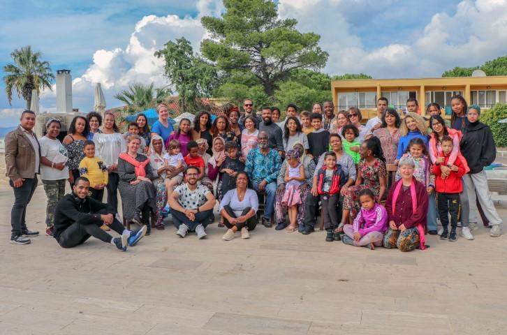 Afrika'nın çeşitli ülkelerinden Anadolu ve Almanya'ya göçen ailelerin çocukları, ata kültürlerini yaşatmak ve dayanışma sağlamak üzere İzmir'in Aliağa ilçesindeki Afacan Gençlik Evi'nde düzenlenen 5. Kültür Buluşması'nda bir araya geldi. Almanya ve Türkiye'de yaşayan yaklaşık 100 kişinin katıldığı etkinlikte sunum ve panellerin yanı sıra gezi ve eğlence etkinlikleri düzenlendi. ( Metin Aydemir - Anadolu Ajansı )
