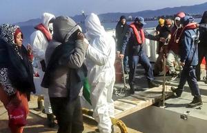 İzmir'in Çeşme ve Dikili ilçelerinde Yunanistan unsurlarınca Türk karasularına geri itilen 92 düzensiz göçmen kurtarıldı. ( Sahil Güvenlik Komutanlığı  - Anadolu Ajansı )
