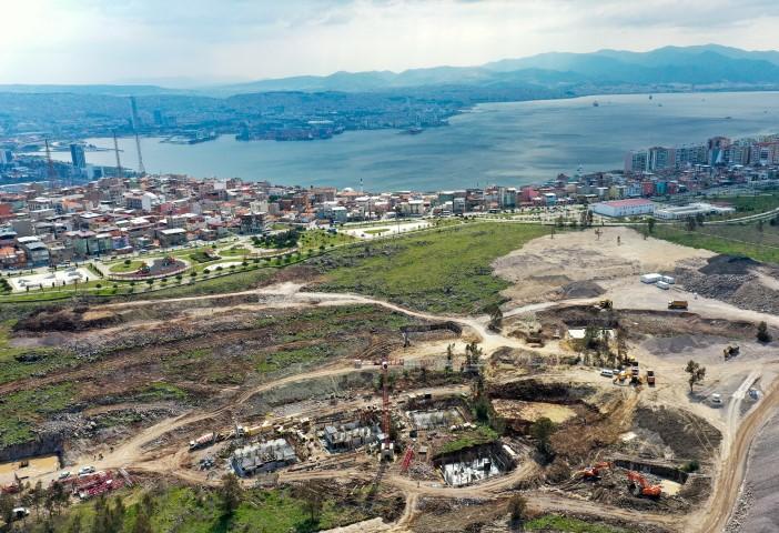 İzmir'de 30 Ekim 2020'de meydana gelen 6,6 büyüklüğündeki depremde evleri yıkılan ve ağır hasar gören depremzedeler için Bayraklı ilçesindeki rezerv alanında yapılacak 3 bin 500 konuttan ilk etabı olan 397'sinde inşaat çalışmaları hızla devam ediyor. ( Mahmut Serdar Alakuş - Anadolu Ajansı )